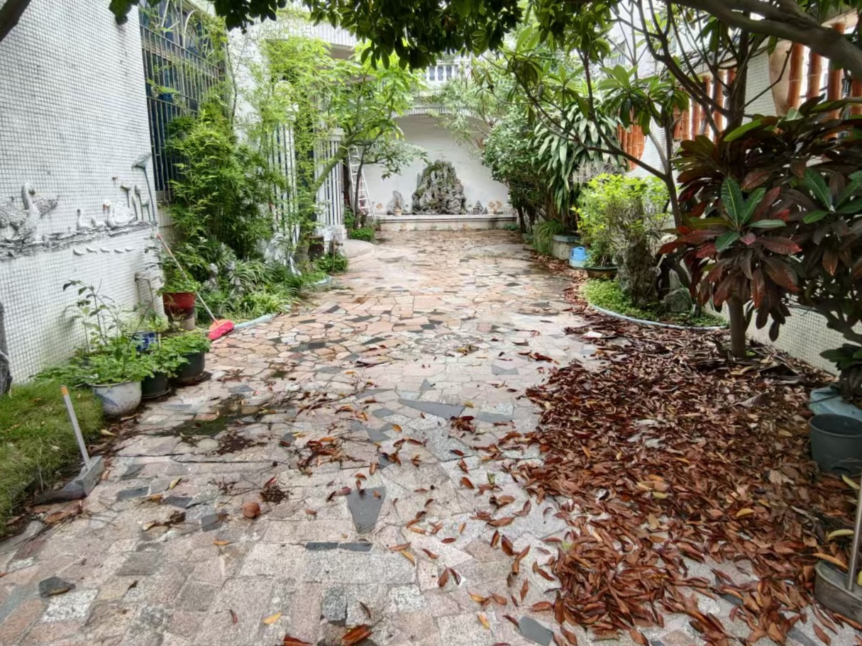 【出租】300平三层落地房 自带大院和两间店面 超值租金价位