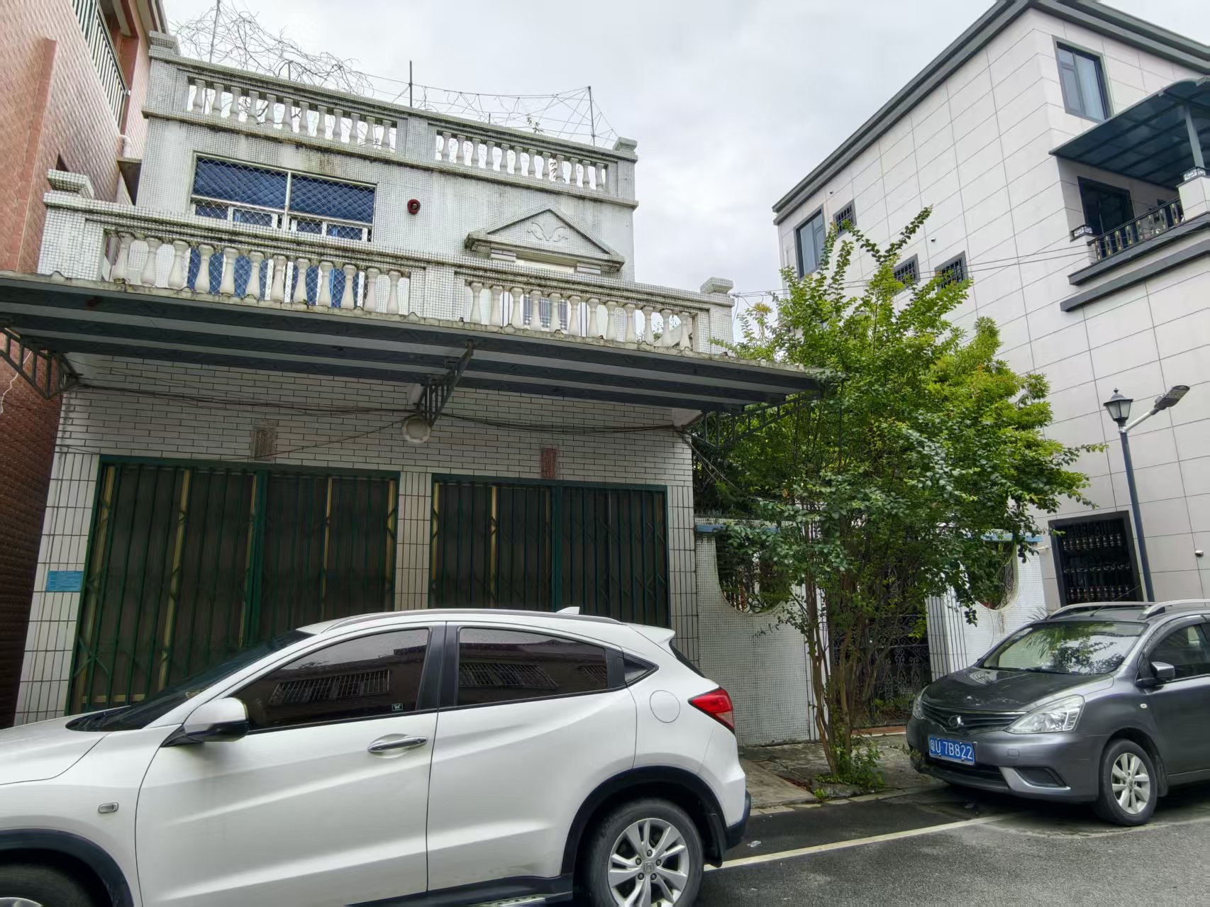 【出租】300平三层落地房 自带大院和两间店面 超值租金价位