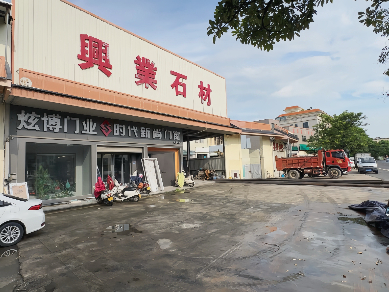 黄冈新功正对面整体出租 三间两层铺面加仓库办公，配套齐全即租即用
