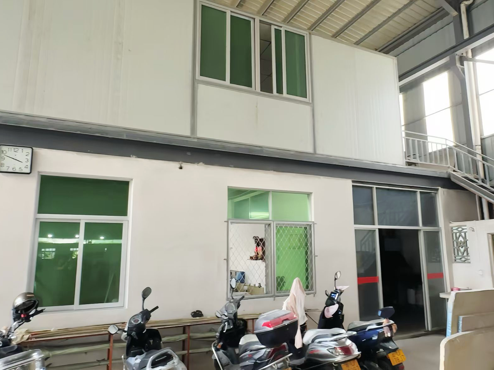 黄冈新功正对面整体出租 三间两层铺面加仓库办公，配套齐全即租即用