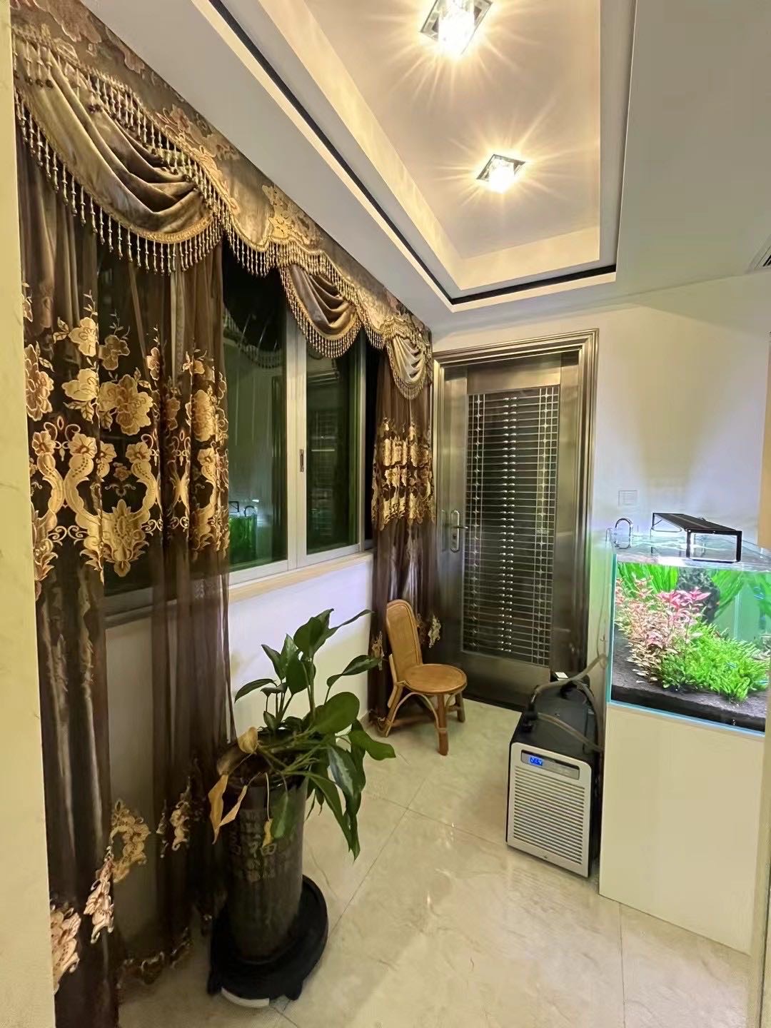 龙新花园 159㎡电梯房 | 电梯入户，高档装修，三房二厅二卫带储物间，拎包入住