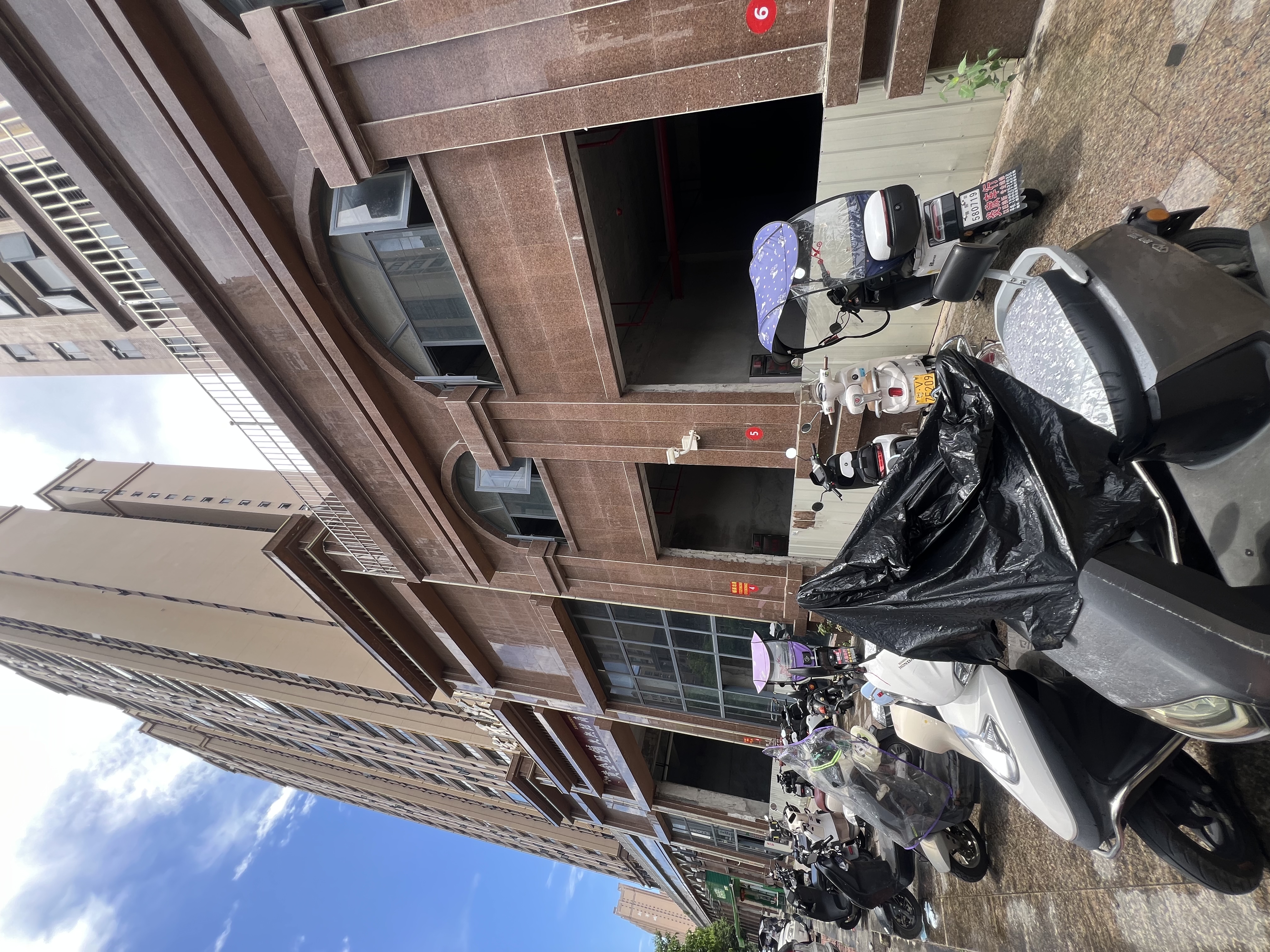 【铺面出租】富民花园铺面，180平