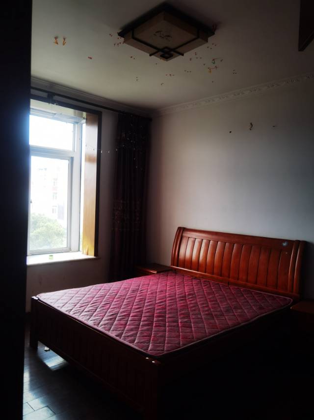 东向花园小区四楼精装90平房屋出租