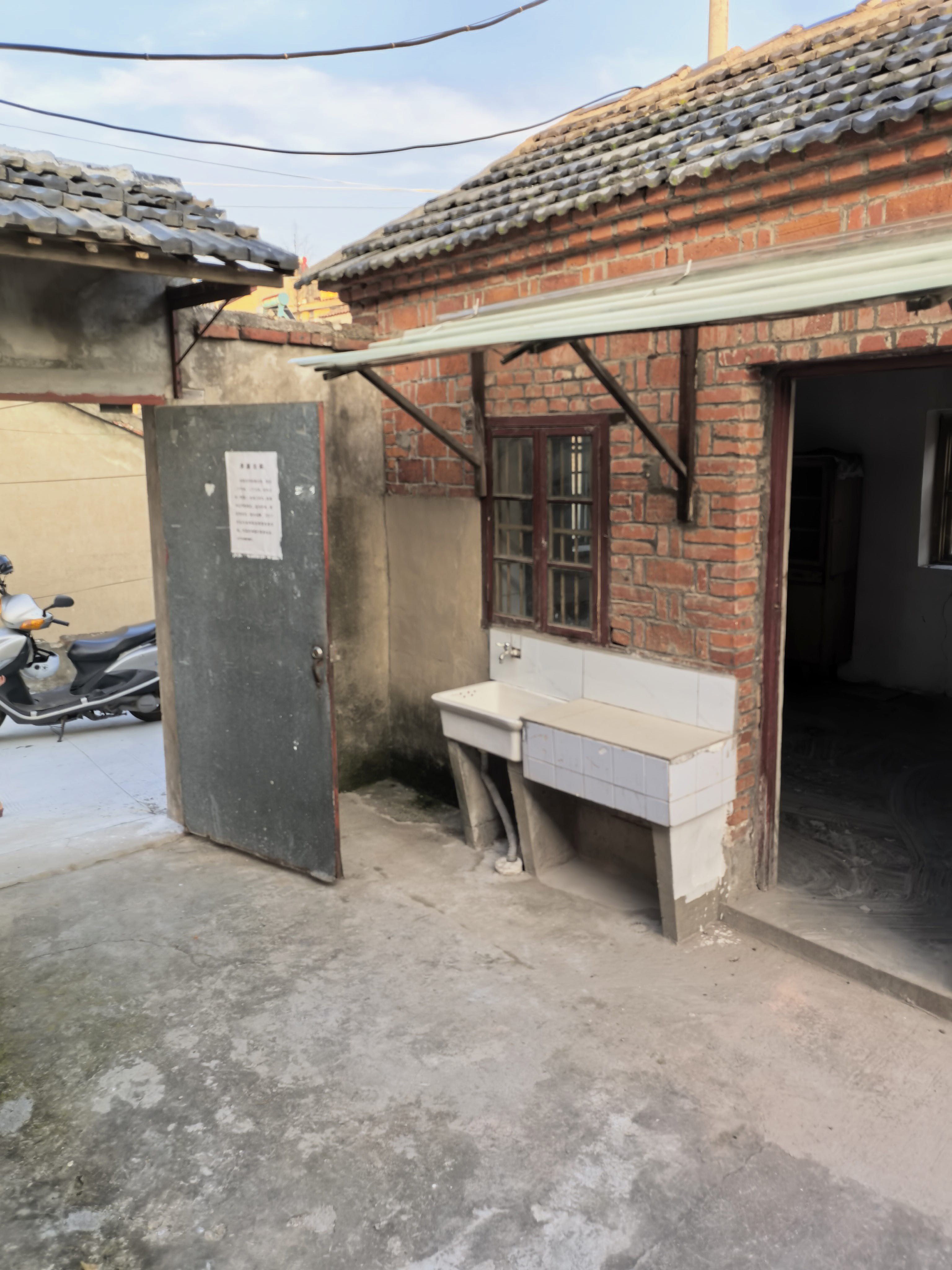 望江路篮球场东侧东北小院（原陈家小院）后面平房二大二小四间对外整体出租
