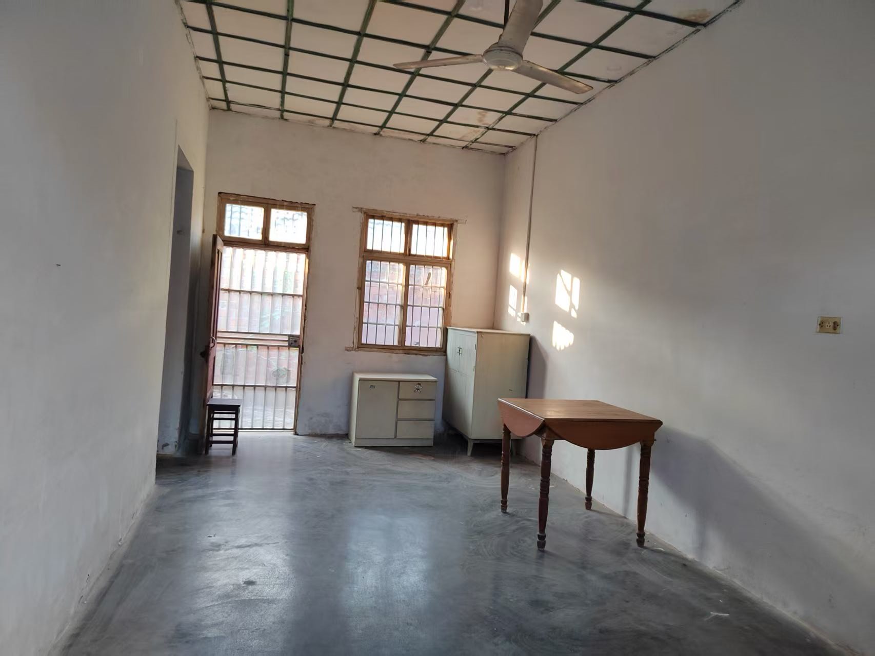 望江路篮球场东侧东北小院（原陈家小院）后面平房二大二小四间对外整体出租