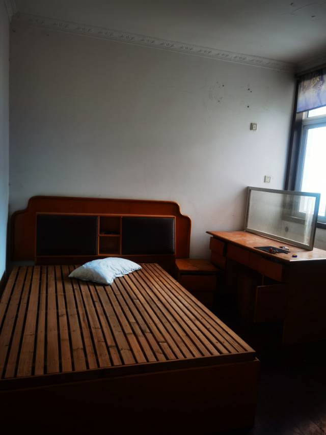 东向花园小区四楼精装90平房屋出租