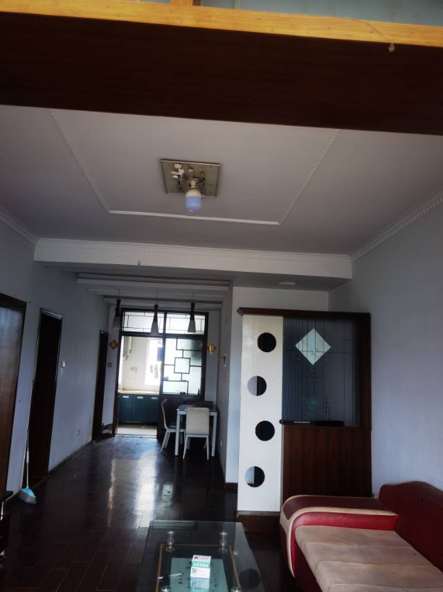东向花园小区四楼精装90平房屋出租