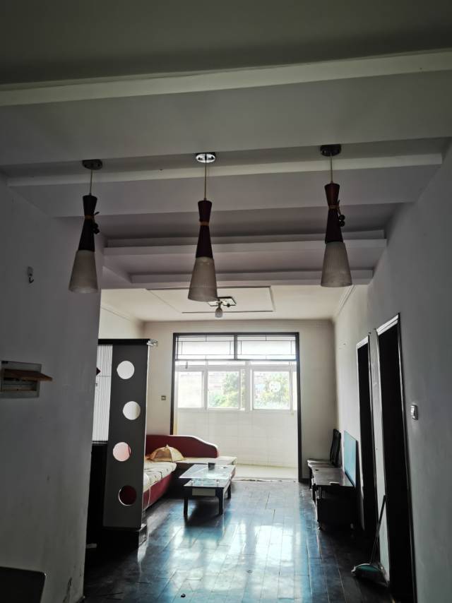 东向花园小区四楼精装90平房屋出租