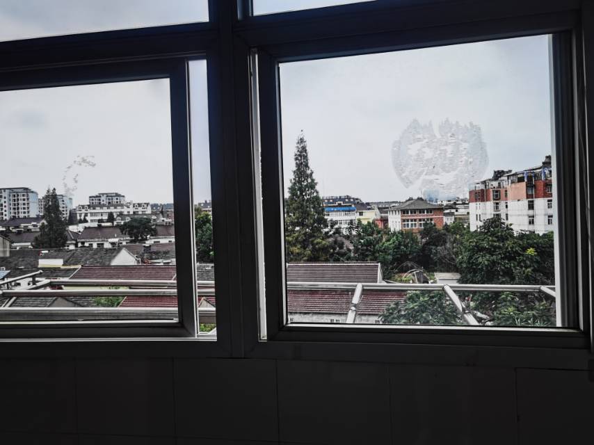 东向花园小区四楼精装90平房屋出租