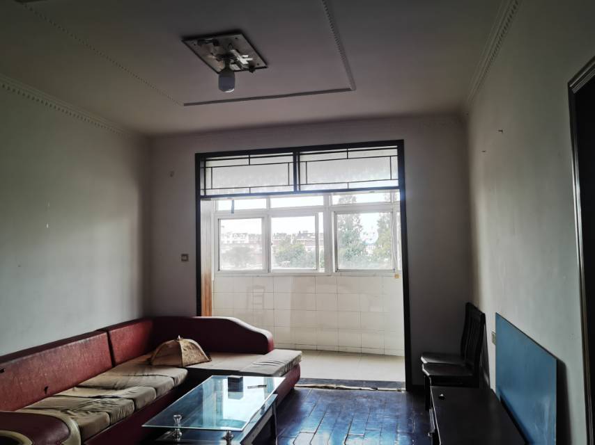 东向花园小区四楼精装90平房屋出租