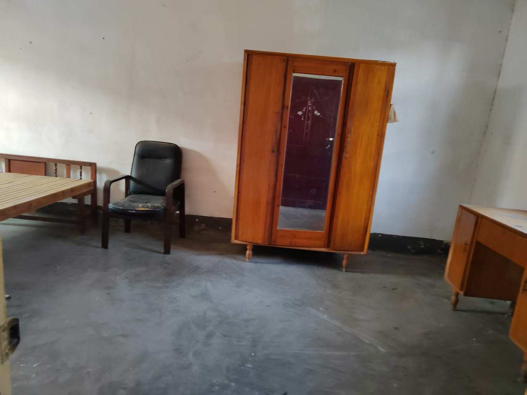 望江路篮球场东侧东北小院（原陈家小院）后面平房二大二小四间对外整体出租
