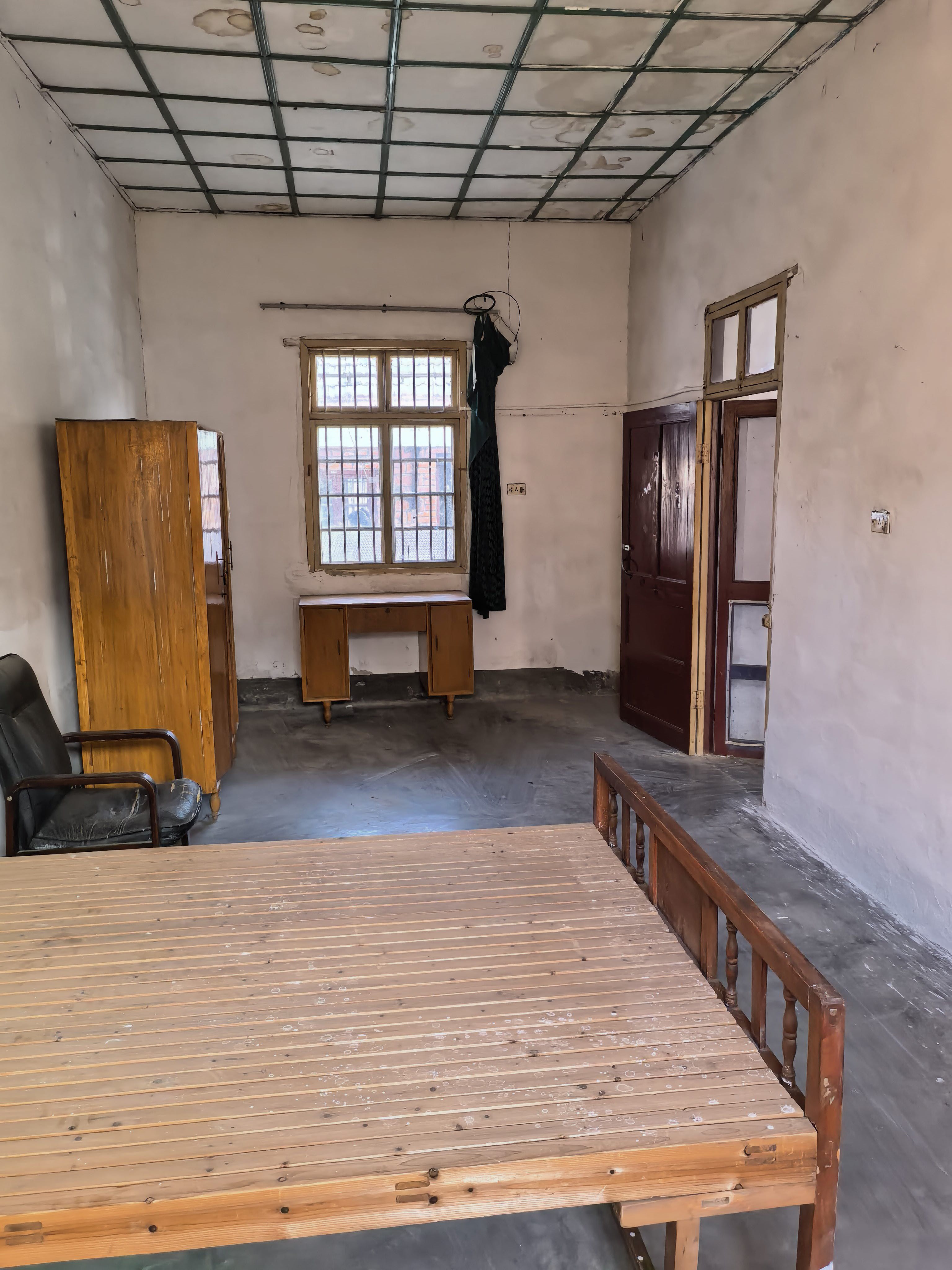 望江路篮球场东侧东北小院（原陈家小院）后面平房二大二小四间对外整体出租