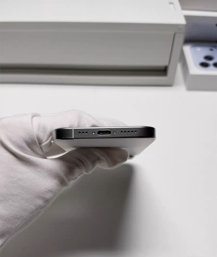 转让iPhone16 Pro 白色钛金属 256G，国行双卡 全原装无拆无修，没有动过螺丝，ID可以正常退出，不是监管机、配置机，系统可正常升级 电池健康89%，功能全部正常 4650元，顺丰包邮；普宁