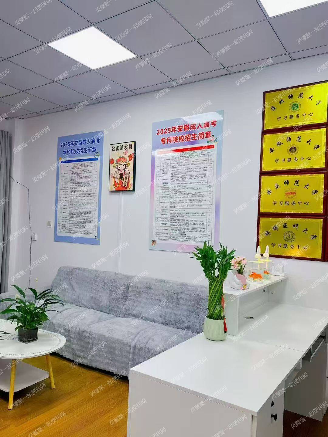 灵璧网红桥星河湾精装临街旺铺转租 建设南路308号 全屋精装修，门头招牌完好，室内桌椅货架齐全，省去装修成本，开门即可做生意！ 位置临街，客流充足，教育、办公、服务类行业都合适。