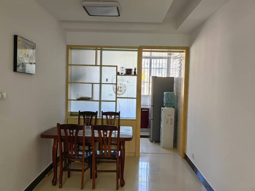 宏泰商贸城，三室两厅，精装修，家电（冰箱，洗衣机，彩电，空调），煤气灶，太阳能热水器，床、桌、椅一应俱全，拎包即可入住，有学位，双学区，实验小学校区，灵璧第一初级中学（老一中）校区