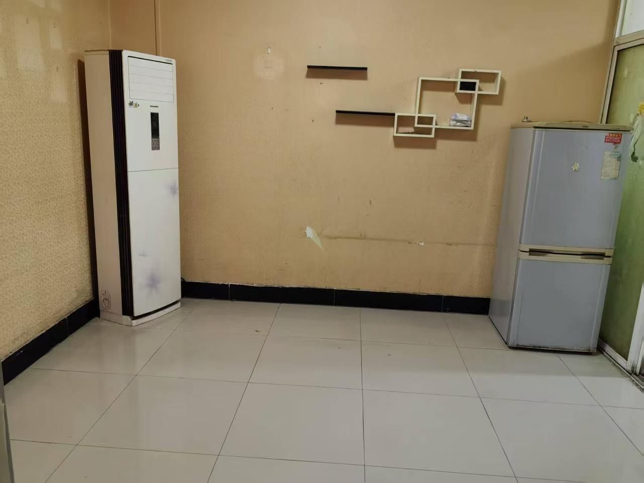 南关桥头国家电网楼上，3室一厅一厨一卫，家电齐全，拎包入住 西关酒厂宿舍楼民房，2楼3室一厅一厨一卫，3楼单间。