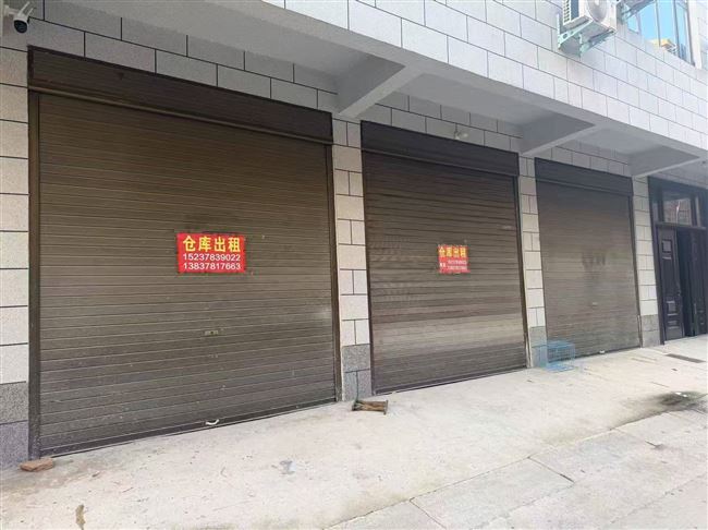 200多平仓库出租，地址城角梁，临大路，水电齐全