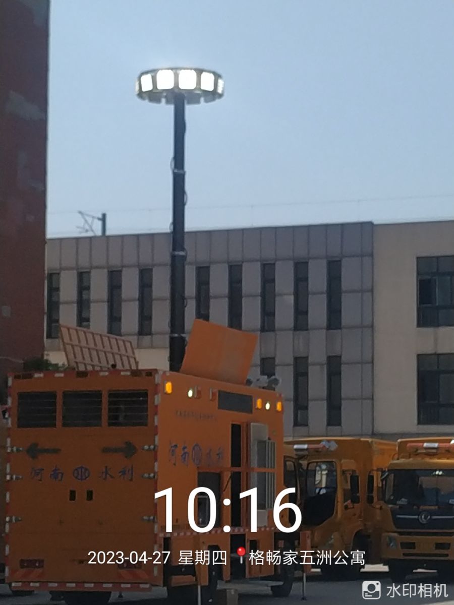 三间二层小院出售，路宽八米可停车。