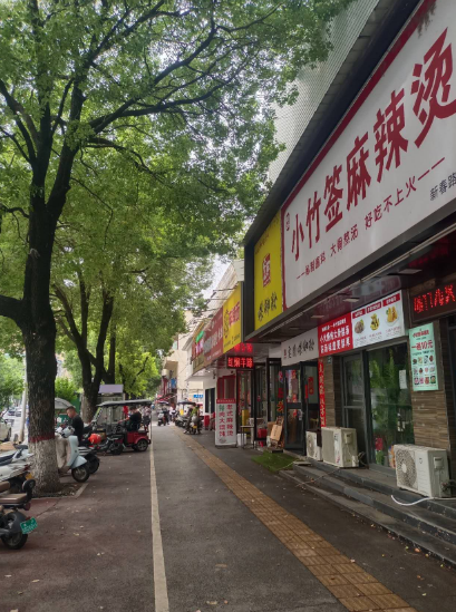 新春路唐人街对面一间店面对外转让