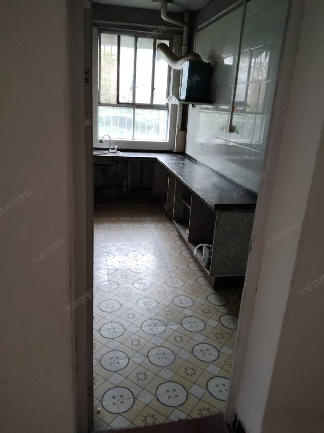 出租:南阳农业职业学院对面路口,红旗路向西100米,六楼三室一厅出租