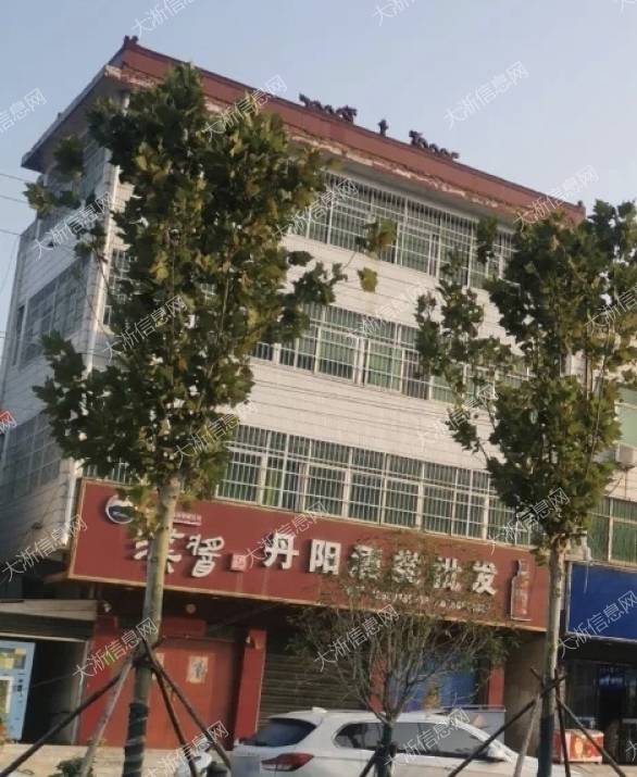 南阳路商铺出租：临街两间独立门面，商住两用，配套独立厨房卫生间卧室，门前道路宽敞可停车，开店居家两不误