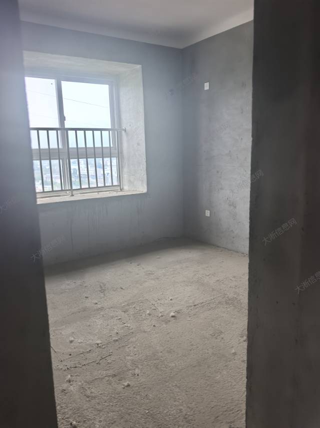 有朋友亲戚要房子吗 淅川县高 书香家园15号13A楼132平方3室2厅 南边通透  毛坯房 大修基金已缴 大产权  设计合理 价好说 联系18603770036