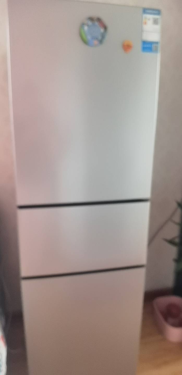 一个冰箱和一个洗衣机