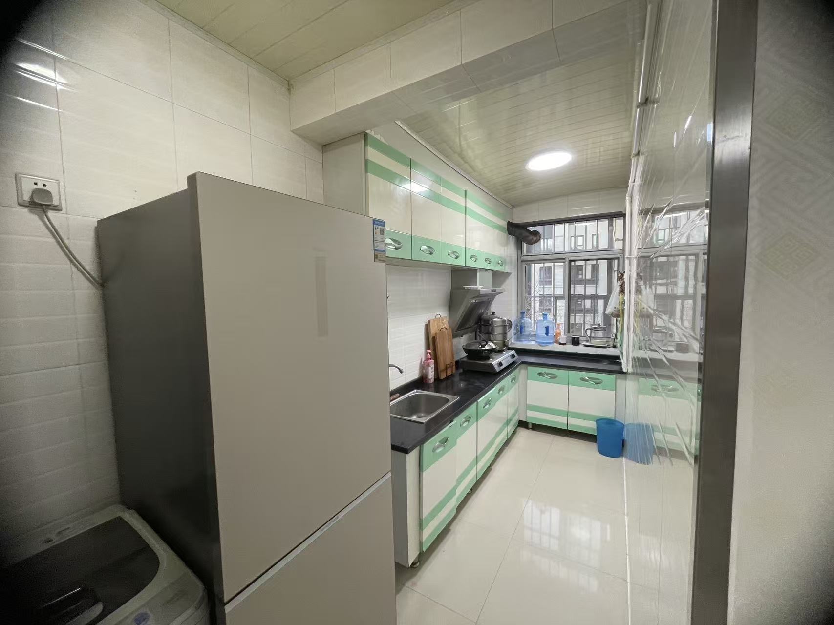 12小区房屋出租，首次出租，家电齐全，拎包入住