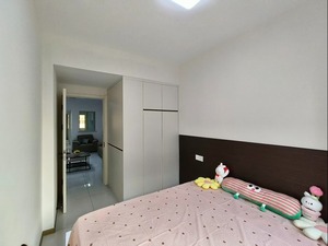 16094华希广场4楼124平精装未住带家具送车位62.8万