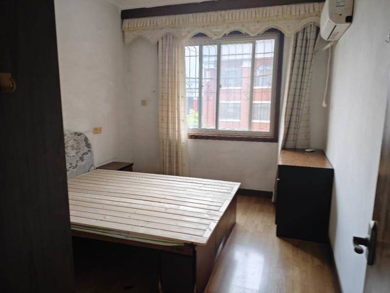 沌口万家湖B区 三室两厅1500元