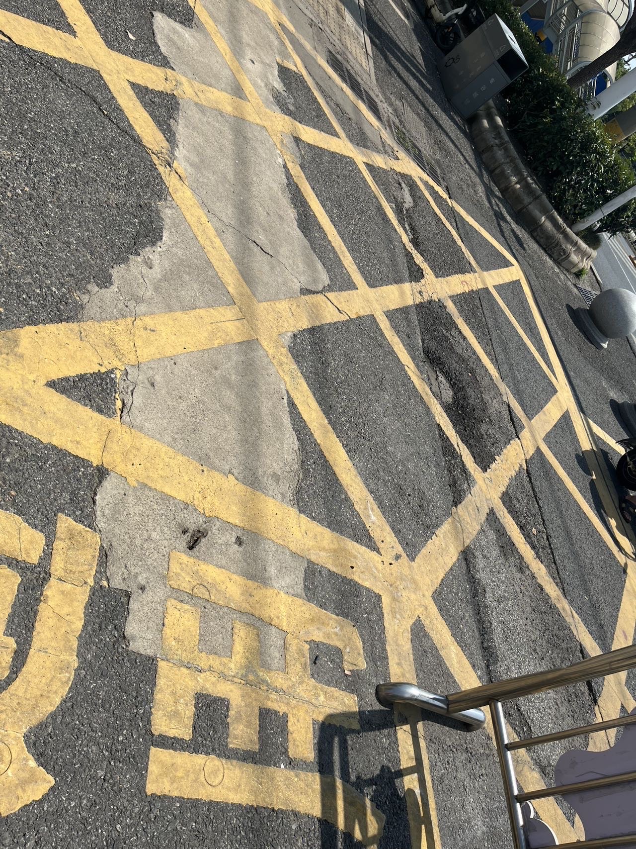 盼坑洼路面早日修复，守护群众出行安全