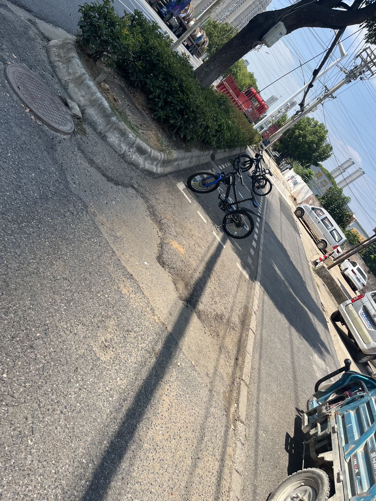 盼坑洼路面早日修复,守护群众出行安全