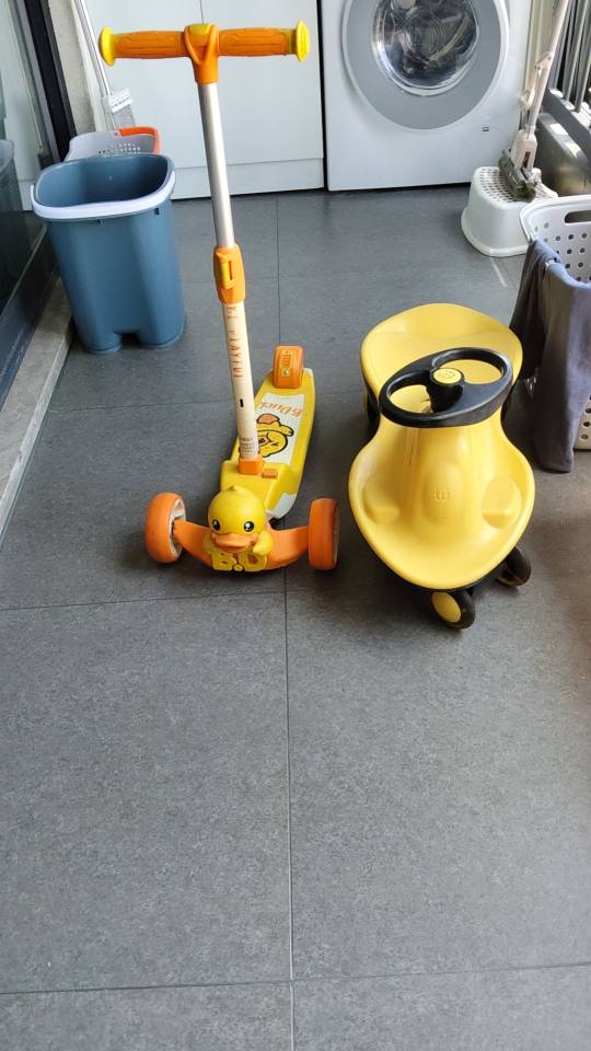 小孩的踏板车，扭扭车，自行车