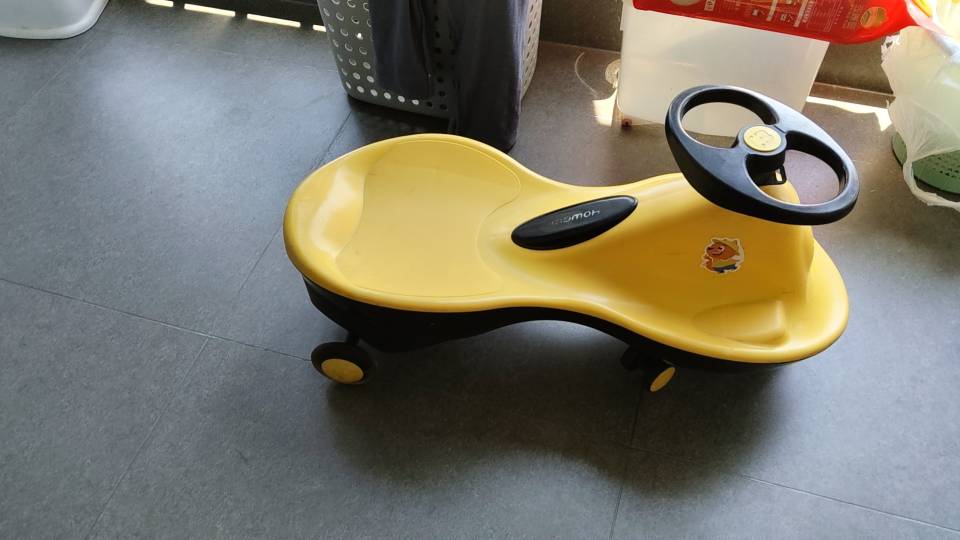 小孩的踏板车，扭扭车，自行车