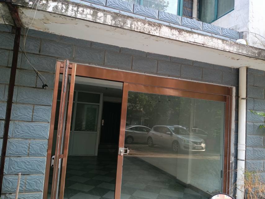 新烟路鑫源花园小区内，一楼临主路。二十多平。已铺地板砖，有卫