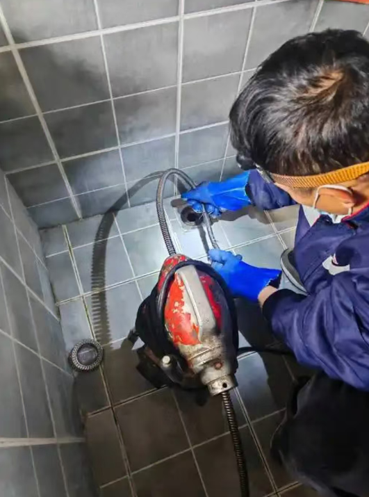 专业防水，承包防水工程 修平房顶、瓦房顶漏水，外墙渗水，搭彩
