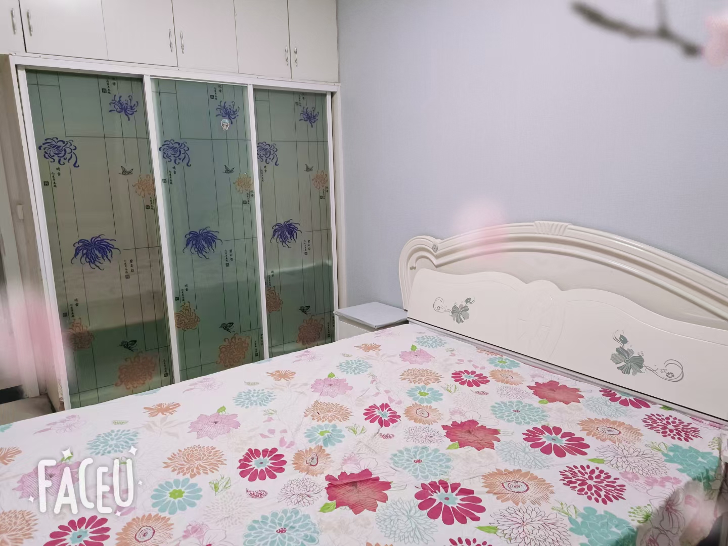 位于新二中红绿灯西北二中小区三楼110平，三室两厅两卫出租，