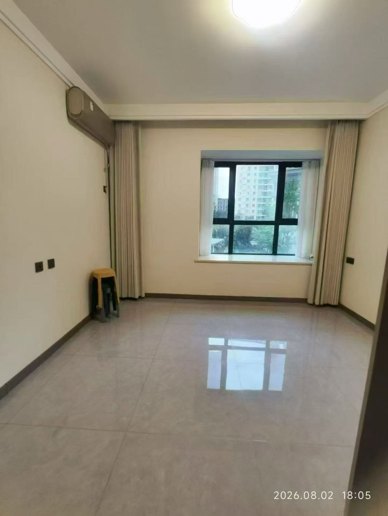 新郑市直中小学附近公园里新上房源，婚房精装修，一天没住过，电