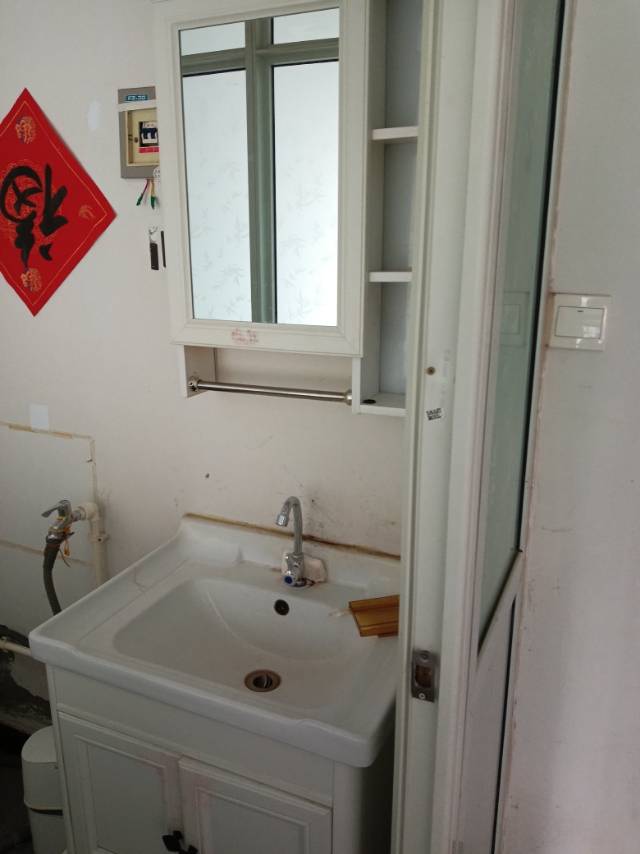 新烟路鑫源花园小区内，一楼临主路。二十多平。已铺地板砖，有卫
