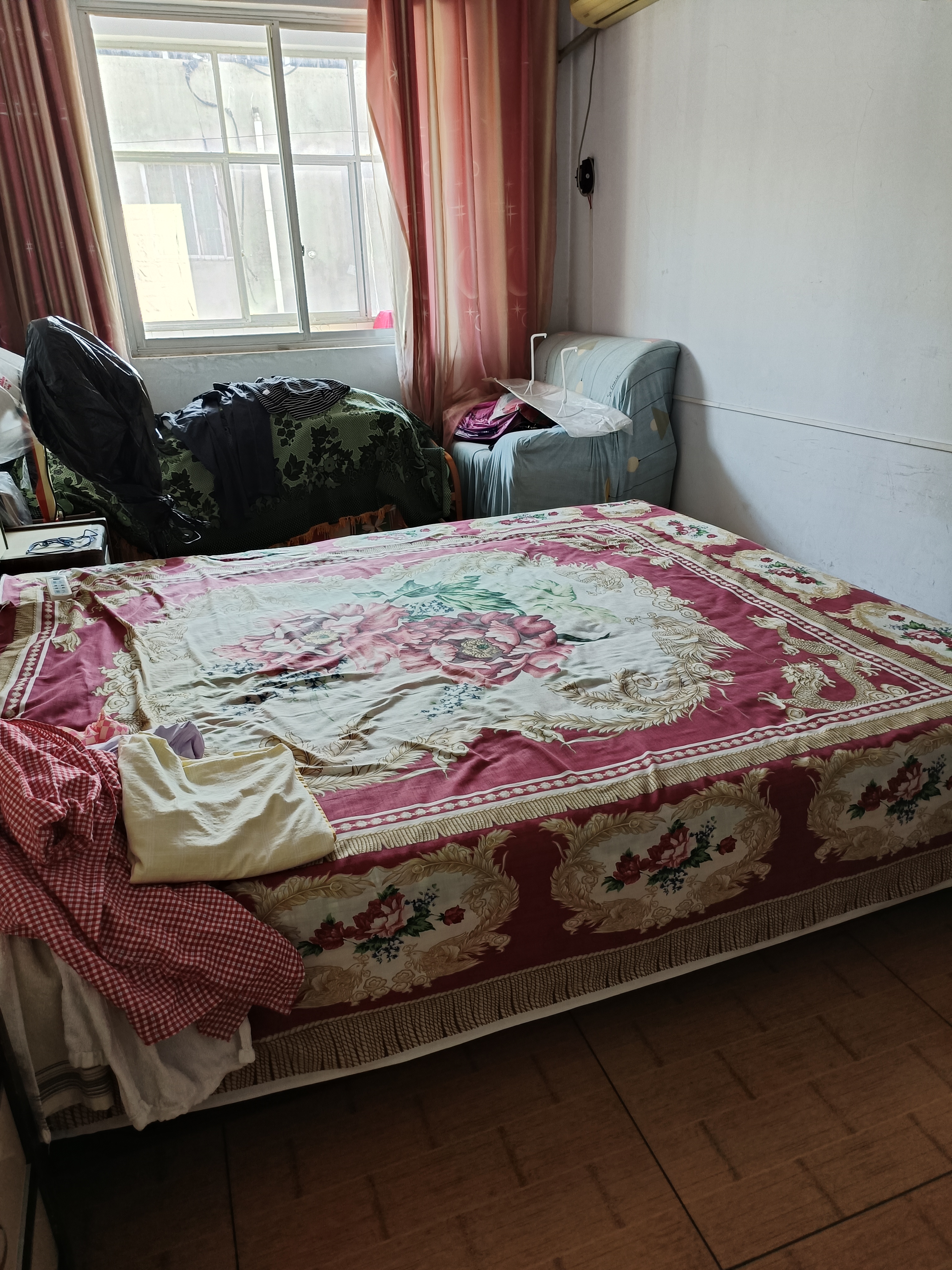 新华路小学对面，紧邻市直幼儿园，新华路小学，实验中学，家电齐