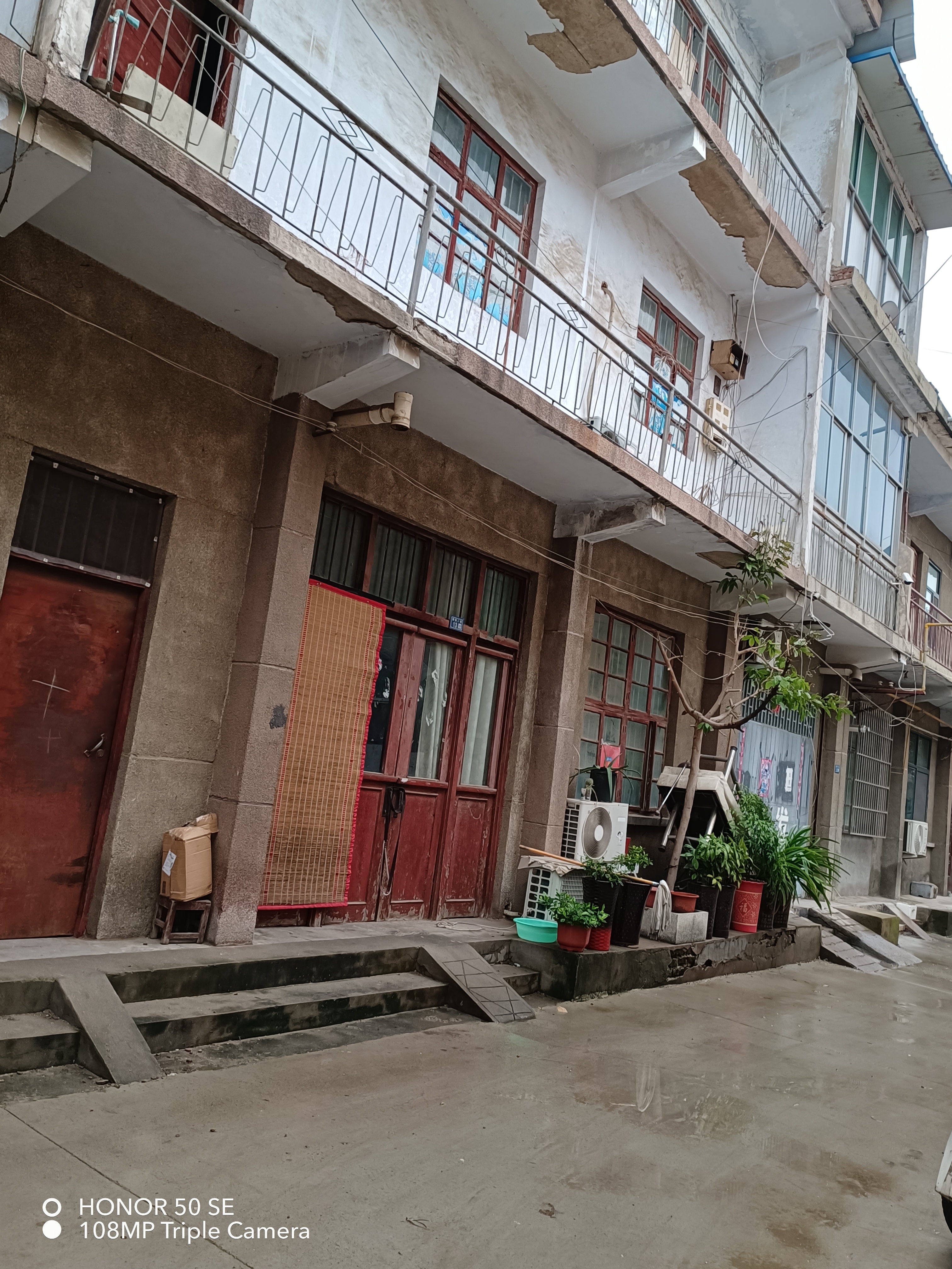老汽车站斜对面，繁荣街北靳西二巷，二层和三层各二室一厅，大阳