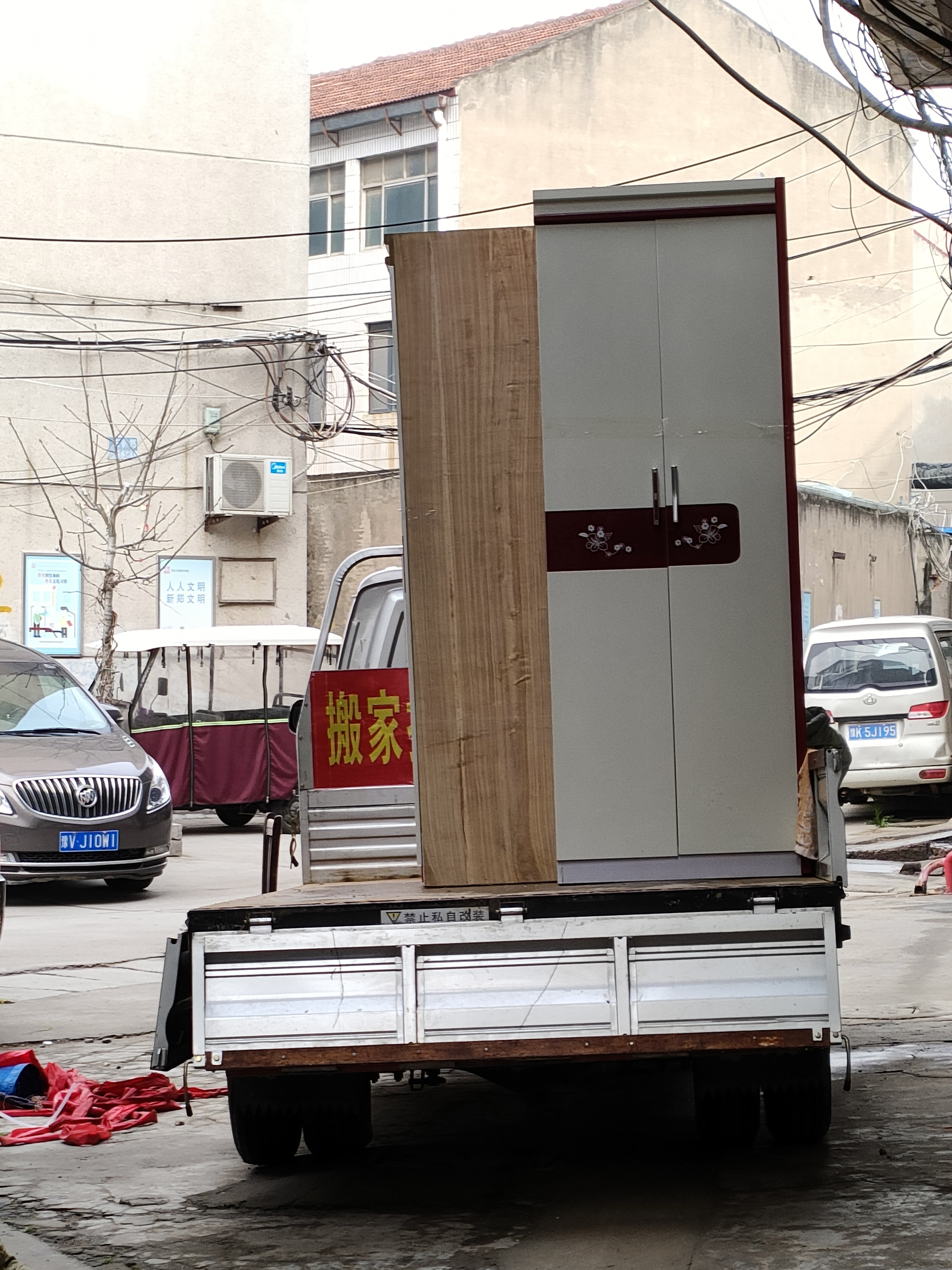 个人专业搬家拉货，大车小车都有，时风自卸三轮车，清理垃圾，效