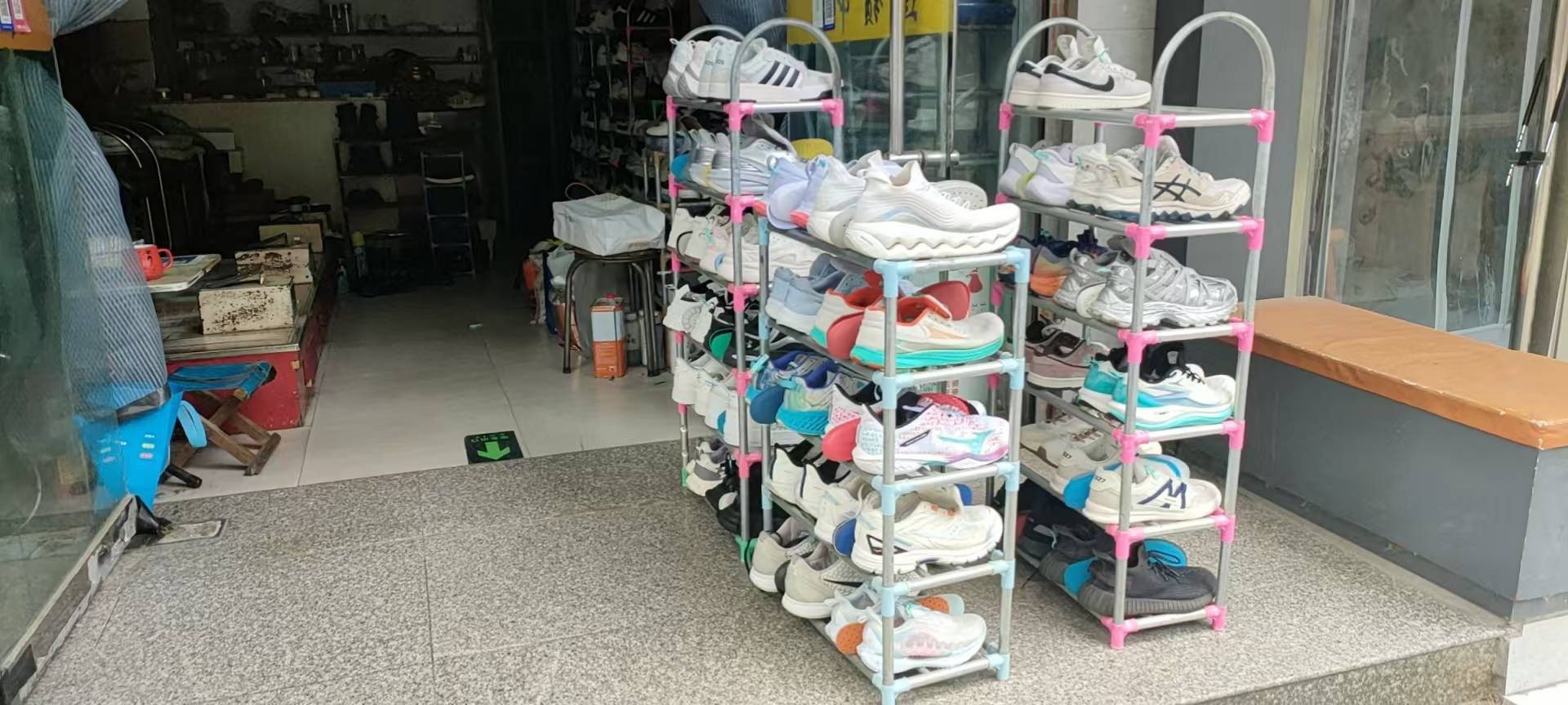 营业中老洗鞋店地理位置优越，客源稳定，因老板个人原因转让