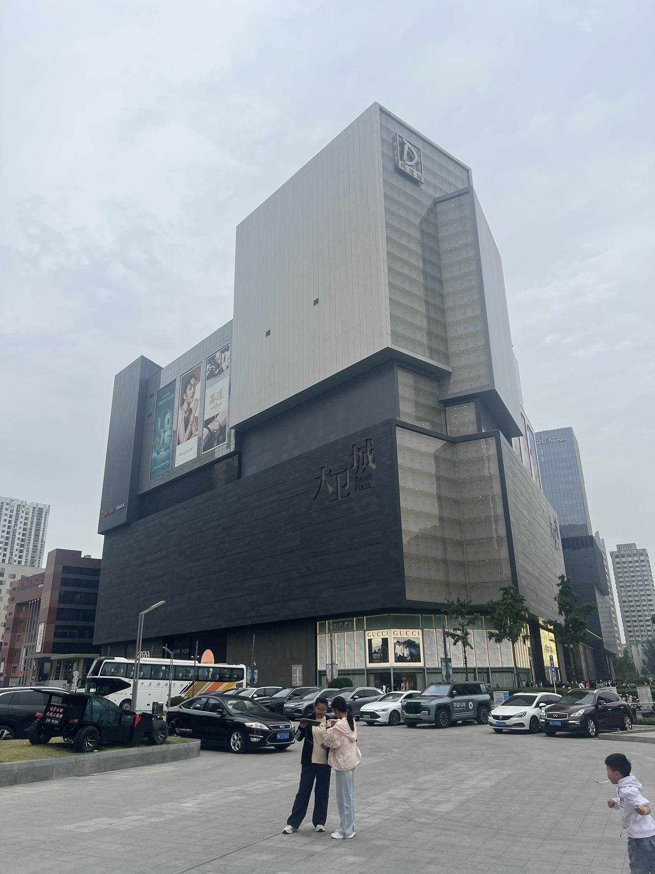 人民路东段解放路附近高层出租，住宿交通方便配套完善，