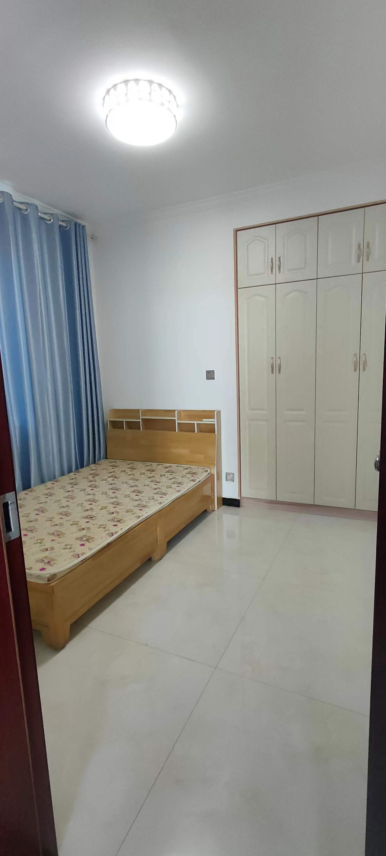 一江弘城学区房，紧邻幼儿园，小学，初中，高中，大学，楼下商业