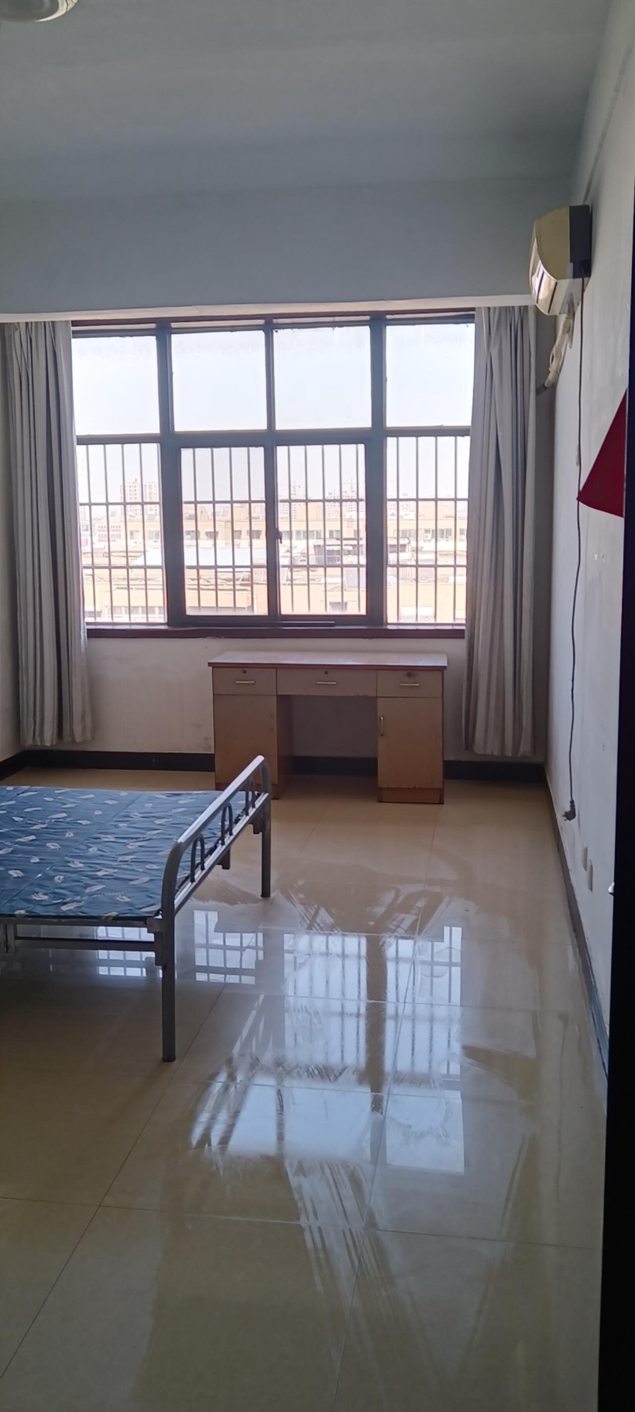 此房位于洧水路中段，新郑市炎黄广场东200米路南，门面房上面