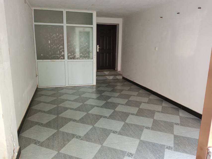 新烟路鑫源花园小区内，一楼临主路。二十多平。已铺地板砖，有卫