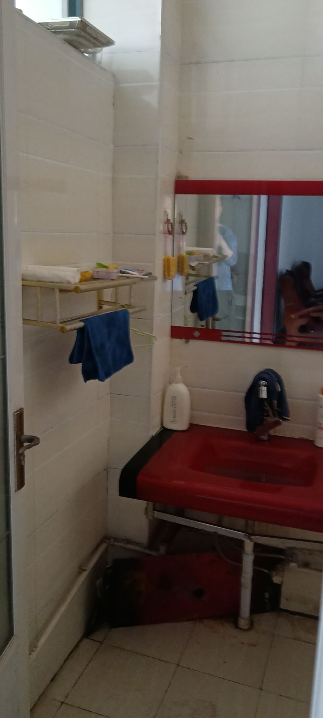 此房位于洧水路中段，新郑市炎黄广场东200米路南，门面房上面