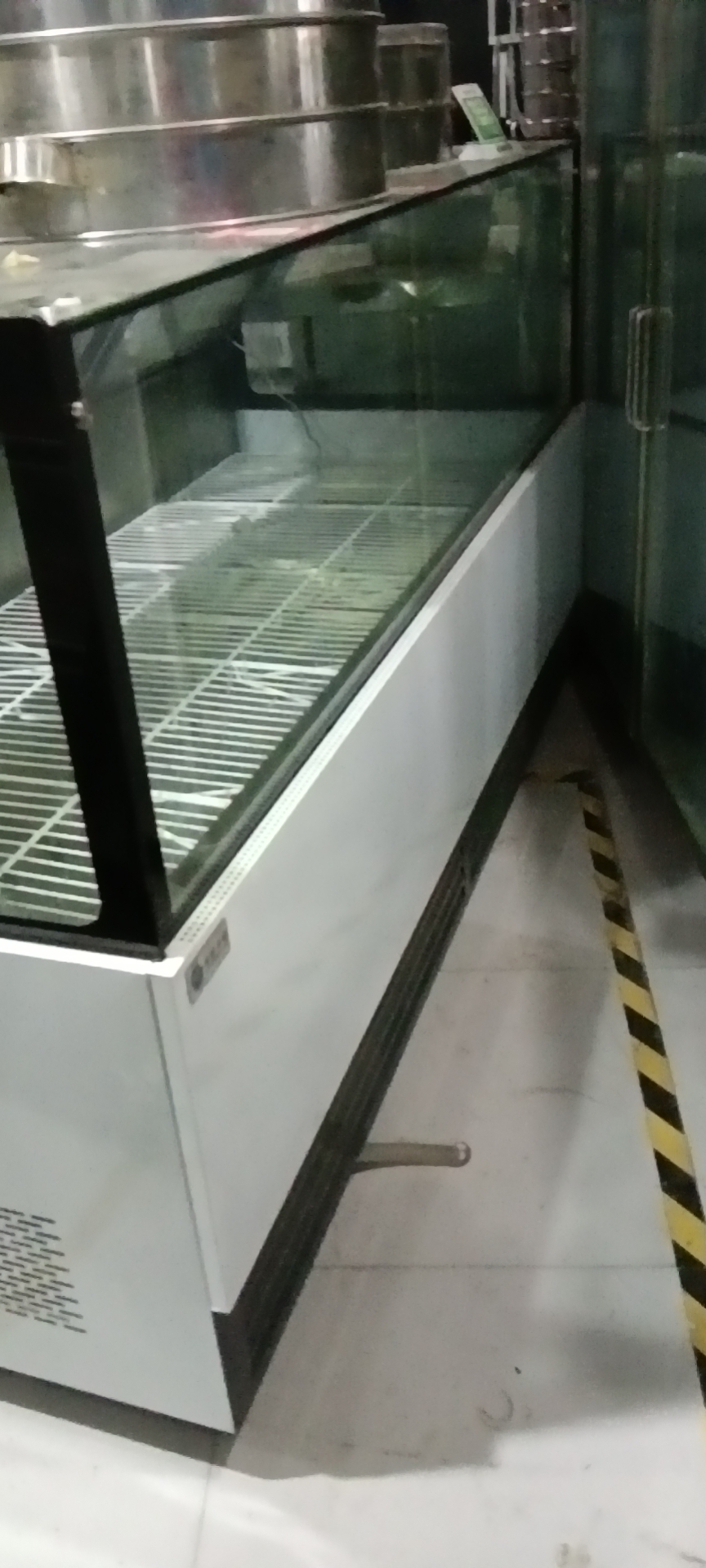 彦浩二手旧货市场，主要收售各种空调冰箱冰柜餐具厨具桌椅板凳家