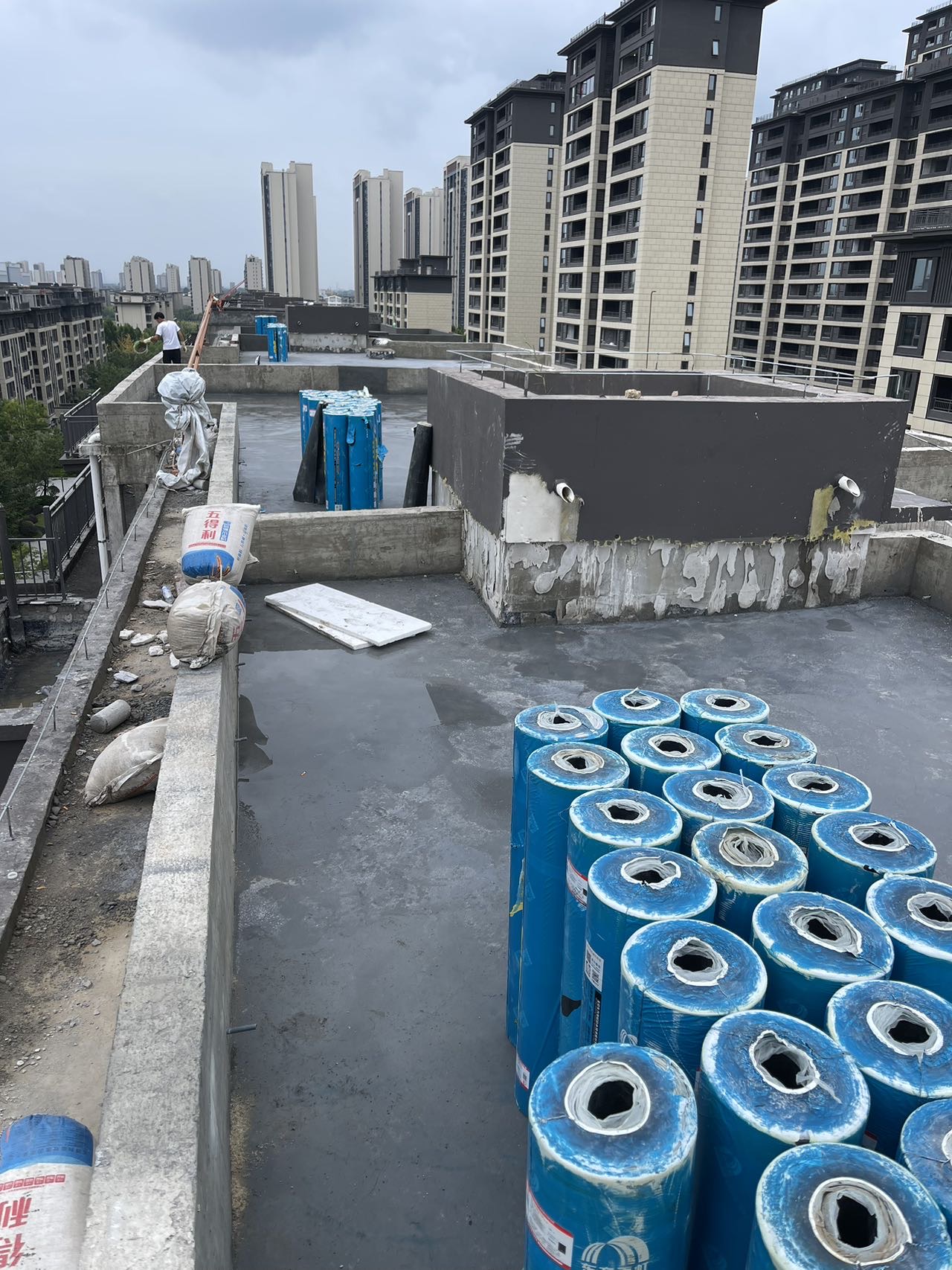 新郑市新区家居建材城雨虹防水旗舰店，新旧小区防水维修服务，电